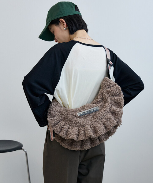 FREAK'S STORE(フリークスストア)の「THEATRE PRODUCTS × FREAK'S STORE/シアタープロダクツ 別注 カールファー ショルダーバッグ(ショルダーバッグ・レディース・ブラウン/ベージュ/チャコールグレー・ONE SIZE)」の4枚目の写真