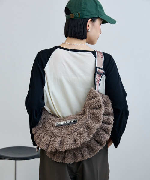 FREAK'S STORE(フリークスストア)の「THEATRE PRODUCTS × FREAK'S STORE/シアタープロダクツ 別注 カールファー ショルダーバッグ(ショルダーバッグ・レディース・ブラウン/ベージュ/チャコールグレー・ONE SIZE)」の5枚目の写真