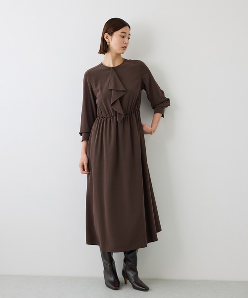 ROPE'(ロペ)の「トリアセテートドレープフリルワンピース/防シワ・イージーケア(ワンピース・レディース・ブラック/ダークブラウン・38/36)」の2枚目の写真