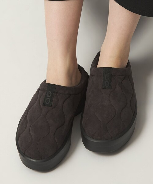 OOFOS（ウーフォス）の「＜OOFOS＞Oocoozie Posh Mule（スリッポン・レディース・ブラック・24cm/25cm/23cm）」の5枚目の写真