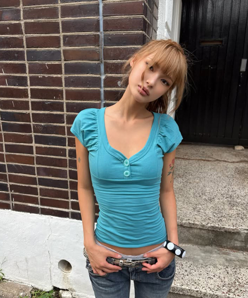 PLEASENOFOLLOW(プリーズノーフォロー)の「SIA ボタンシャーリング半袖トップ (ターコイズ)(Tシャツ/カットソー・レディース・その他・FREE)」の3枚目の写真