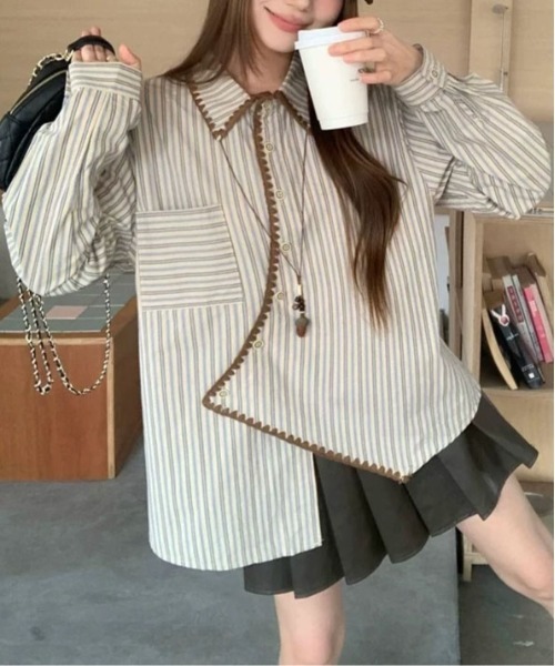 &soiree(アンドソワレ)の「アシンメトリー配色ラインストライプシャツ(シャツ/ブラウス・レディース・ベージュ・MEDIUM/LARGE/X-LARGE)」の2枚目の写真