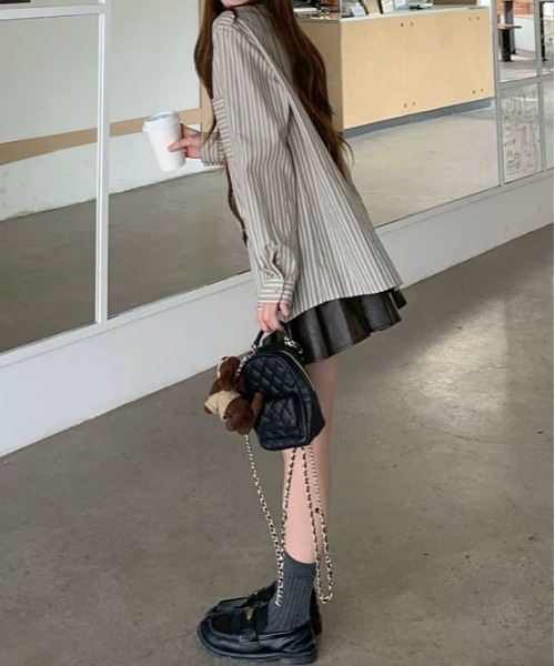 &soiree(アンドソワレ)の「アシンメトリー配色ラインストライプシャツ(シャツ/ブラウス・レディース・ベージュ・MEDIUM/LARGE/X-LARGE)」の4枚目の写真