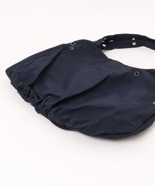 LA VORAGINE(ラ ヴォラジネ)の「シワ感餃子型アンダーアームバッグ リベットデザイン 軽量大容量ワンショルダー(ショルダーバッグ・レディース・ベージュ/アイボリー/ネイビー/ブルー/カーキ/ブラウン/ブラック・FREE)」の9枚目の写真