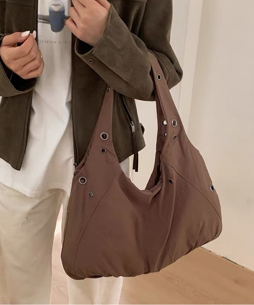 LA VORAGINE(ラ ヴォラジネ)の「シワ感餃子型アンダーアームバッグ リベットデザイン 軽量大容量ワンショルダー(ショルダーバッグ・レディース・ベージュ/アイボリー/ネイビー/ブルー/カーキ/ブラウン/ブラック・FREE)」の4枚目の写真