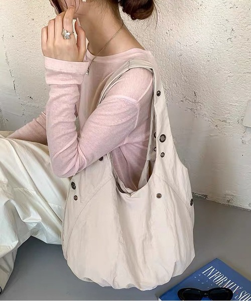 LA VORAGINE(ラ ヴォラジネ)の「シワ感餃子型アンダーアームバッグ リベットデザイン 軽量大容量ワンショルダー(ショルダーバッグ・レディース・ベージュ/アイボリー/ネイビー/ブルー/カーキ/ブラウン/ブラック・FREE)」の2枚目の写真