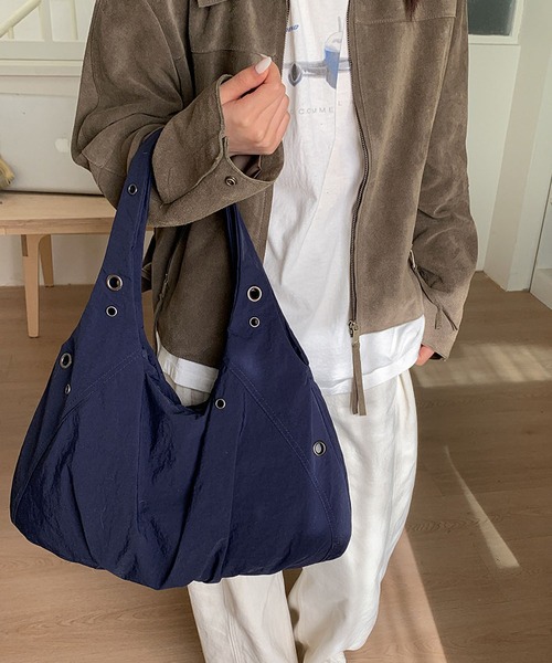 LA VORAGINE(ラ ヴォラジネ)の「シワ感餃子型アンダーアームバッグ リベットデザイン 軽量大容量ワンショルダー(ショルダーバッグ・レディース・ベージュ/アイボリー/ネイビー/ブルー/カーキ/ブラウン/ブラック・FREE)」の18枚目の写真