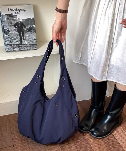 LA VORAGINE(ラ ヴォラジネ)の「シワ感餃子型アンダーアームバッグ リベットデザイン 軽量大容量ワンショルダー(ショルダーバッグ・レディース・ベージュ/アイボリー/ネイビー/ブルー/カーキ/ブラウン/ブラック・FREE)」の22枚目の写真