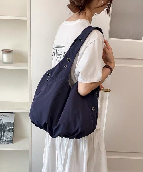 LA VORAGINE(ラ ヴォラジネ)の「シワ感餃子型アンダーアームバッグ リベットデザイン 軽量大容量ワンショルダー(ショルダーバッグ・レディース・ベージュ/アイボリー/ネイビー/ブルー/カーキ/ブラウン/ブラック・FREE)」の21枚目の写真