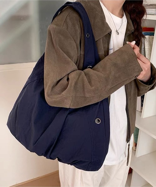 LA VORAGINE(ラ ヴォラジネ)の「シワ感餃子型アンダーアームバッグ リベットデザイン 軽量大容量ワンショルダー(ショルダーバッグ・レディース・ベージュ/アイボリー/ネイビー/ブルー/カーキ/ブラウン/ブラック・FREE)」の20枚目の写真