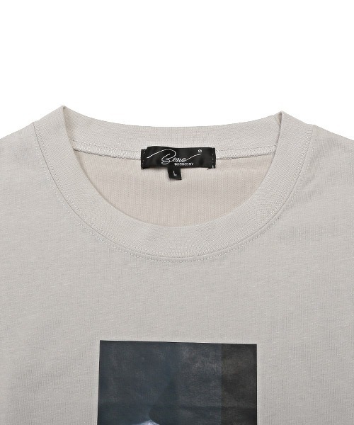 LUXSTYLE(ラグスタイル)の「シルケットライクアートフォトプリントBIGロンT(Tシャツ/カットソー・メンズ・グレイッシュベージュ・M)」の4枚目の写真