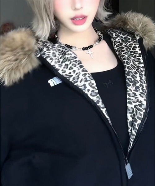 AsheKsha(アシクシャ)の「【ストリート】ファーフード付きジップパーカー ショート丈 ワッペン レディース(パーカー・レディース・ブラック・M)」の9枚目の写真