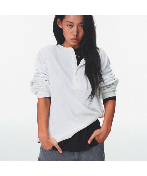 BLUEBRICK(ブルーブリック)の「ワッフルヘンリーネックTシャツ(全3色)(Tシャツ/カットソー・レディース・ライトグレー/ネイビー/アイボリー・FREE)」の1枚目の写真