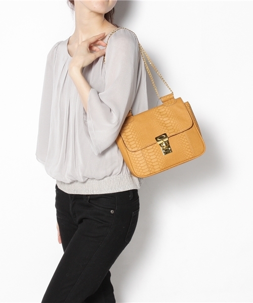 green label relaxing（グリーンレーベルリラクシング）の「GT FKカタオシチェーンポシェット（ショルダーバッグ・レディース・ブラウン/マスタード・フリー）」の9枚目の写真