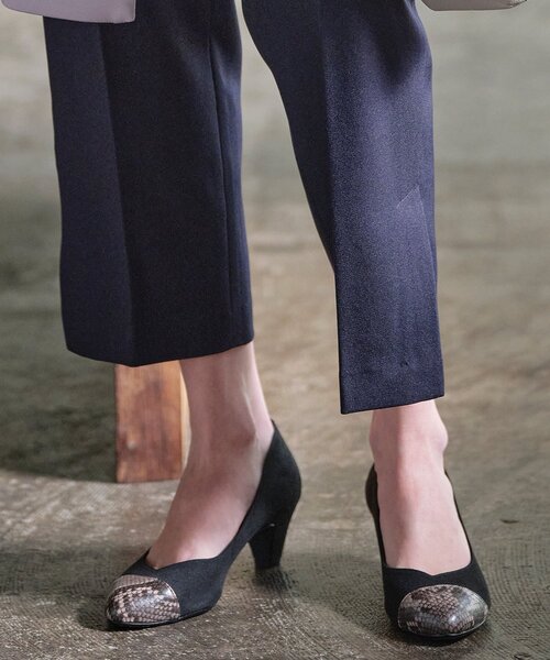 grove（グローブ）の「【22.0～25.0まで】やわここちVカットパンプス(5cm)（パンプス・レディース・ブラック系3/ベージュ系その他6/ブラウン系その他2/ボルドー/ブルー系9/ブラック系4/ブラック系7/ブラック・45/35/30/20/50/25/40）」の4枚目の写真