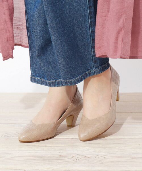 grove（グローブ）の「【22.0～25.0まで】やわここちVカットパンプス(5cm)（パンプス・レディース・ブラック系3/ベージュ系その他6/ブラウン系その他2/ボルドー/ブルー系9/ブラック系4/ブラック系7/ブラック・45/35/30/20/50/25/40）」の11枚目の写真