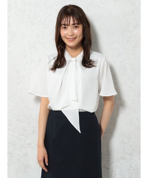Perfect Suit FActory(パーフェクトスーツファクトリー)の「バー付ボウタイブラウス ホワイト/イエロー/ブルー(シャツ/ブラウス・レディース・ホワイト/ブルー/イエロー・S/M/L)」の2枚目の写真