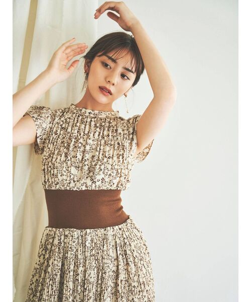 LAGUNAMOON（ラグナムーン）の「ウエストリブフラワープリーツワンピース（ワンピース・レディース・ブラック/グレー/アイボリー・SMALL/MEDIUM）」の5枚目の写真