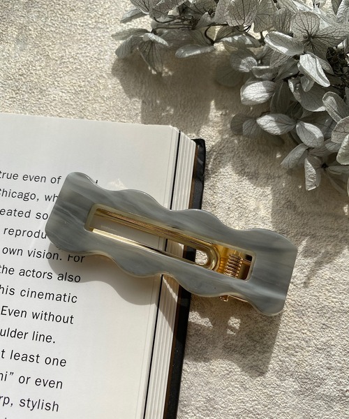 TONE SELECT GOODS（トーンセレクトグッズ）の「【LESRIRE】スクエアウェーブヘアクリップ（バレッタ/ヘアクリップ・レディース・ブラウン/グレー/オフホワイト/グリーン/ブラウン系その他・FREE）」の2枚目の写真