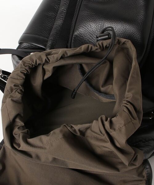 NUNC(ヌンク)の「nunc Flap Backpack (NN120010)(バックパック/リュック・メンズ・ブラック・FREE)」の2枚目の写真