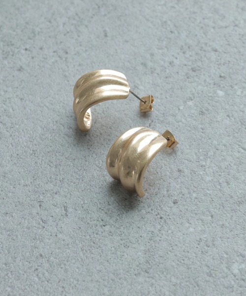 AMERICAN HOLIC（アメリカンホリック）の「テクスチャー変形メタルピアス（ピアス（両耳用）・レディース・シルバー/ゴールド・FREE）」の2枚目の写真