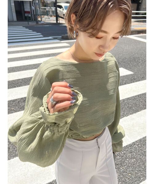 EMODA（エモダ）の「ドルマンスリーブショートトップ（シャツ/ブラウス・レディース・ブラック/パープル/グリーン/アイボリー・FREE）」の12枚目の写真