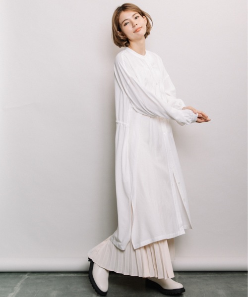 refinedworks（リファインドワークス）の「バックドロストギャザーOP（ワンピース・レディース・ベージュ/ネイビー/オフホワイト・FREE）」の2枚目の写真