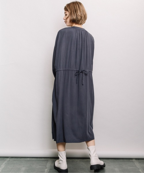 refinedworks（リファインドワークス）の「バックドロストギャザーOP（ワンピース・レディース・ベージュ/ネイビー/オフホワイト・FREE）」の9枚目の写真