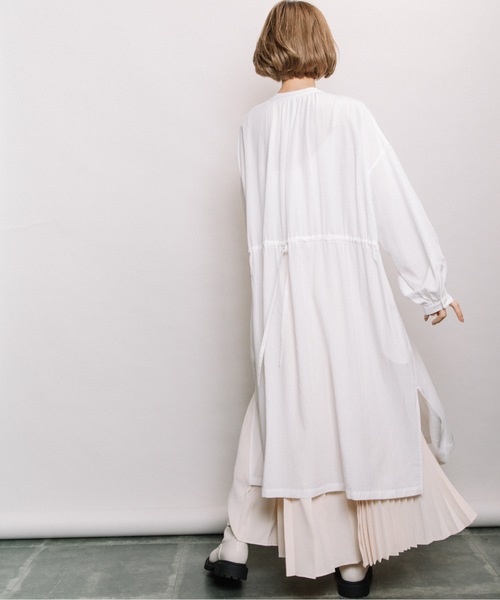 refinedworks（リファインドワークス）の「バックドロストギャザーOP（ワンピース・レディース・ベージュ/ネイビー/オフホワイト・FREE）」の20枚目の写真