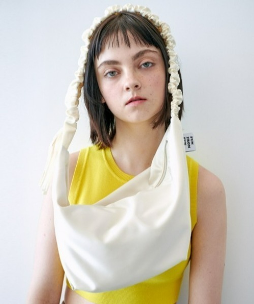 FUN FROM FUN(ファンフロムファン)の「FUN FROM FUN(ファン フロム ファン)/Croissant bag/ギャザー シャーリング ショルダーバッグ(ショルダーバッグ・レディース・ブラック/アイボリー・FREE)」の2枚目の写真