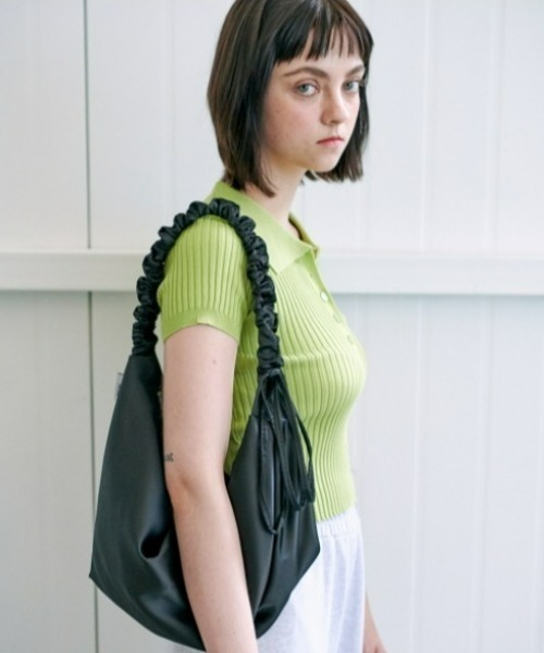 FUN FROM FUN(ファンフロムファン)の「FUN FROM FUN(ファン フロム ファン)/Croissant bag/ギャザー シャーリング ショルダーバッグ(ショルダーバッグ・レディース・ブラック/アイボリー・FREE)」の1枚目の写真