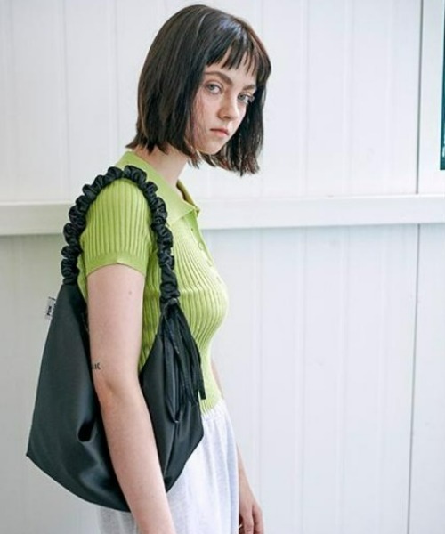 FUN FROM FUN(ファンフロムファン)の「FUN FROM FUN(ファン フロム ファン)/Croissant bag/ギャザー シャーリング ショルダーバッグ(ショルダーバッグ・レディース・ブラック/アイボリー・FREE)」の3枚目の写真