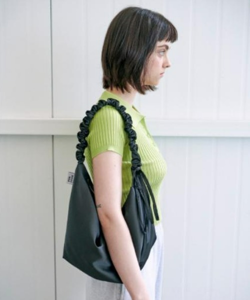 FUN FROM FUN(ファンフロムファン)の「FUN FROM FUN(ファン フロム ファン)/Croissant bag/ギャザー シャーリング ショルダーバッグ(ショルダーバッグ・レディース・ブラック/アイボリー・FREE)」の7枚目の写真