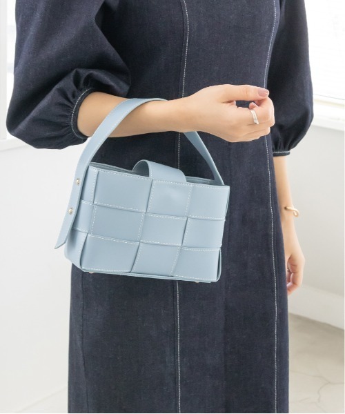 RANDA（ランダ）の「編み込みスクエアミニバッグ（ショルダーバッグ・レディース・アイボリー/ブラウン/ブルー・FREE）」の4枚目の写真
