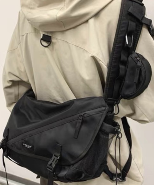 .KOM（ドットコム）の「『.KOM/ドットケーオーエム』デザインメッセンジャーバッグ【Y】【CN】（ショルダーバッグ・メンズ・ブラック・FREE）」の6枚目の写真