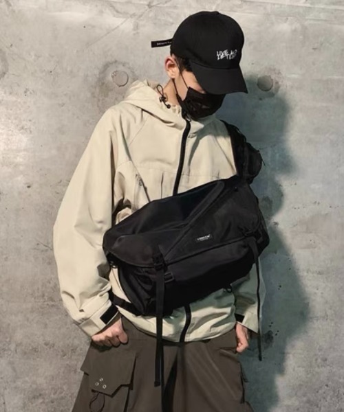 .KOM（ドットコム）の「『.KOM/ドットケーオーエム』デザインメッセンジャーバッグ【Y】【CN】（ショルダーバッグ・メンズ・ブラック・FREE）」の8枚目の写真