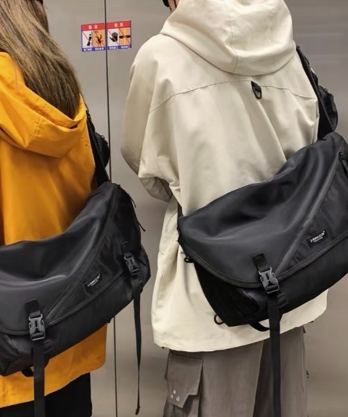 .KOM（ドットコム）の「『.KOM/ドットケーオーエム』デザインメッセンジャーバッグ【Y】【CN】（ショルダーバッグ・メンズ・ブラック・FREE）」の11枚目の写真