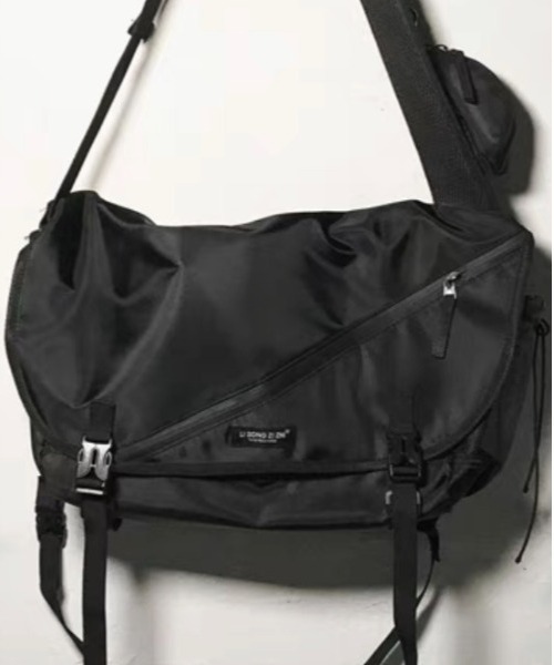 .KOM（ドットコム）の「『.KOM/ドットケーオーエム』デザインメッセンジャーバッグ【Y】【CN】（ショルダーバッグ・メンズ・ブラック・FREE）」の13枚目の写真