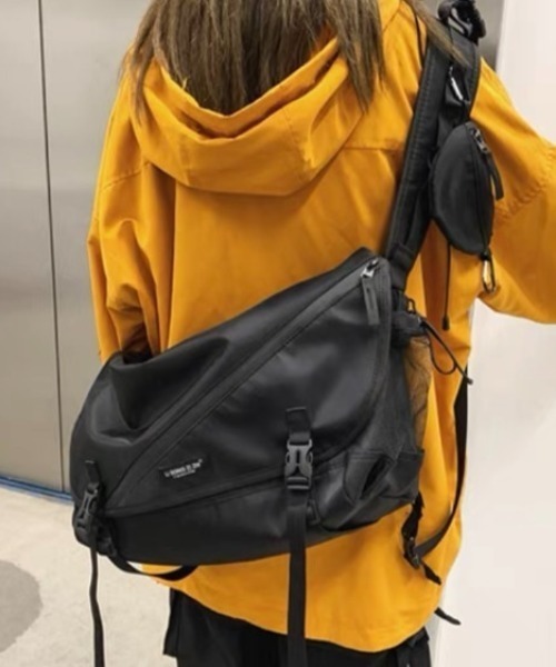 .KOM（ドットコム）の「『.KOM/ドットケーオーエム』デザインメッセンジャーバッグ【Y】【CN】（ショルダーバッグ・メンズ・ブラック・FREE）」の2枚目の写真