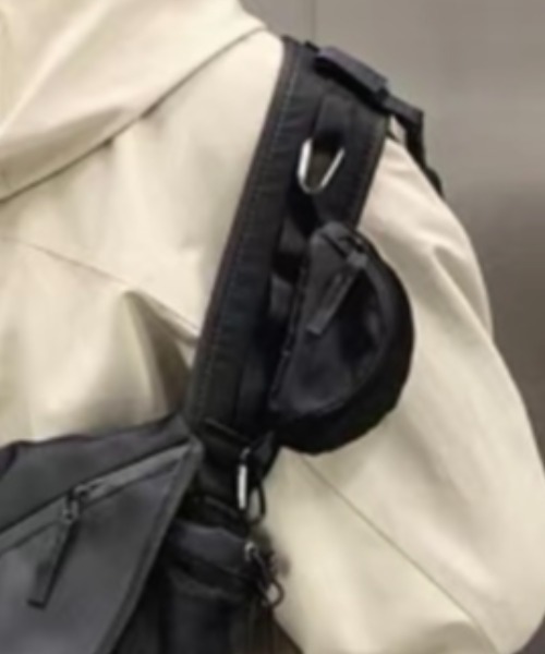 .KOM（ドットコム）の「『.KOM/ドットケーオーエム』デザインメッセンジャーバッグ【Y】【CN】（ショルダーバッグ・メンズ・ブラック・FREE）」の7枚目の写真