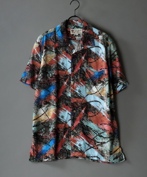 SITRY(シトリー)の「Silky Drape Open Collar Street Aloha Shirt/シルキードレープ オープンカラー ストリート アロハシャツ(シャツ/ブラウス・メンズ・ブラック系その他4/ブラック系その他5/レッド系その他/ブルー系その他/ブラック系その他6/ホワイト系その他/ブラック系その他/ホワイト系その他2/ブラック系その他2/ブラック系その他3・M/L/LL)」の2枚目の写真