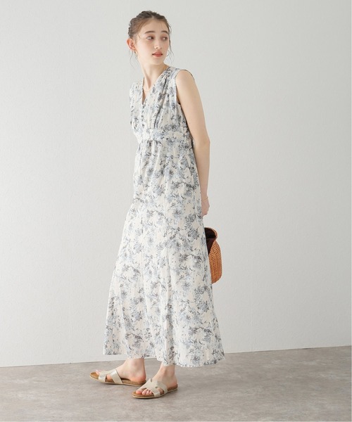 La TOTALITE（ラトータリテ）の「フラワープリント Vネックワンピ（ワンピース・レディース・ベージュ/ネイビー・FREE）」の6枚目の写真