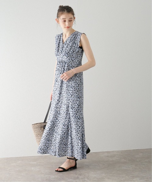 La TOTALITE（ラトータリテ）の「フラワープリント Vネックワンピ（ワンピース・レディース・ベージュ/ネイビー・FREE）」の16枚目の写真
