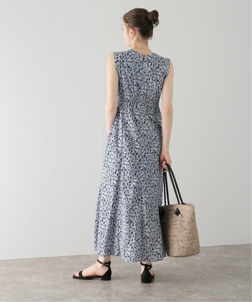 La TOTALITE（ラトータリテ）の「フラワープリント Vネックワンピ（ワンピース・レディース・ベージュ/ネイビー・FREE）」の3枚目の写真