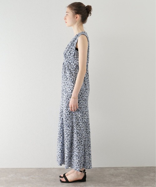 La TOTALITE（ラトータリテ）の「フラワープリント Vネックワンピ（ワンピース・レディース・ベージュ/ネイビー・FREE）」の13枚目の写真