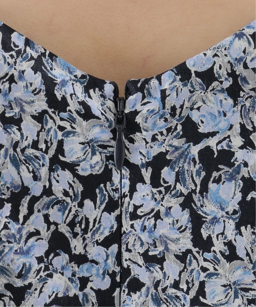 La TOTALITE（ラトータリテ）の「フラワープリント Vネックワンピ（ワンピース・レディース・ベージュ/ネイビー・FREE）」の17枚目の写真