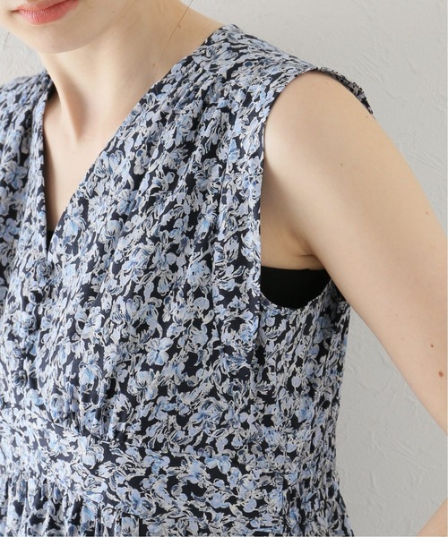 La TOTALITE（ラトータリテ）の「フラワープリント Vネックワンピ（ワンピース・レディース・ベージュ/ネイビー・FREE）」の4枚目の写真