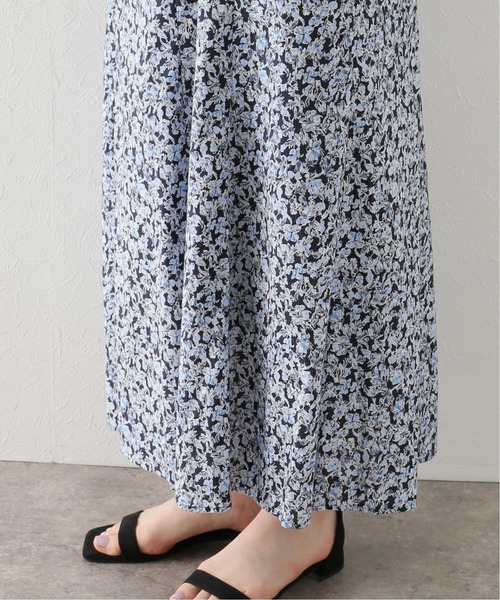 La TOTALITE（ラトータリテ）の「フラワープリント Vネックワンピ（ワンピース・レディース・ベージュ/ネイビー・FREE）」の14枚目の写真