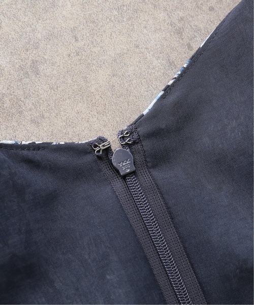 La TOTALITE（ラトータリテ）の「フラワープリント Vネックワンピ（ワンピース・レディース・ベージュ/ネイビー・FREE）」の8枚目の写真