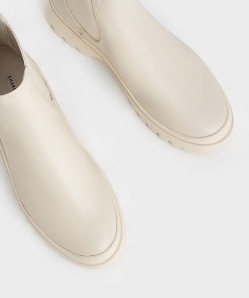 CHARLES & KEITH(チャールズ & キース)の「チャンキープラットフォーム チェルシーブーツ(ブーツ・レディース・ブラック/オフホワイト・22.5cm/23cm/23.5cm/24.5cm/25cm/25.5cm)」の6枚目の写真